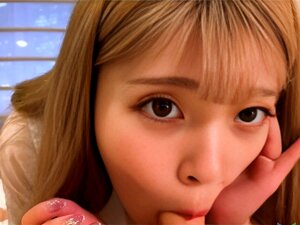 La Japonaise potelée Keiko Adachi se fait baiser les jambes