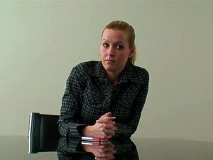 La merveilleuse Sophie Moone parle avec son intervieweur et lui