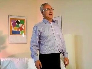 Homme plus vieux et classe avec une jeune fille sexy