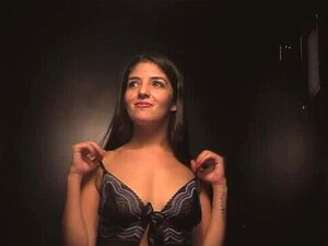 Une belle fille arabe avalant 11 éjaculations