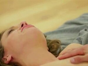 Couple romantique faisant l'amour pour la première fois. Couple