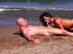 La MILF chaude Francesca James se fait pilonner au bord de la mer