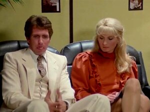 Le patron baise sa secrétaire aux cheveux dorés après le travail et