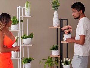 Playgirl espagnole à couper le souffle avec de gros seins chevauche