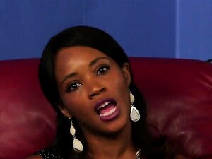 Une pêche coquine reçoit une giclée de sperme sur le visage,