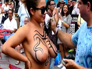 Un amateur attrape ses gros seins et le taquine