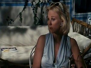 Découvrez le charme séduisant d'Emmanuelle dans cette vidéo