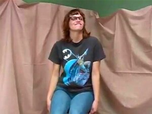 Petite nerd qui pisse et s'écarte