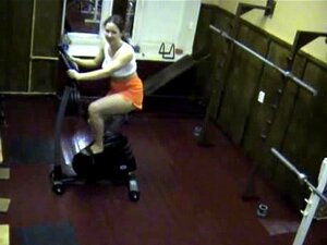 Cette rondelette lubrique est venue à la salle de sport en rêvant