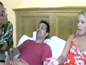 Maman suce ses beaux-fils devant sa belle-fille