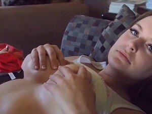 Une star du porno aux gros seins jouit. La star du porno à gros seins