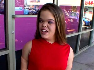 Une grosse bite pour un bimbo de sexe midget en bonne santé
