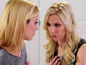 La milf aux gros seins Ashley séduit la mignonne Haley Reed pour une