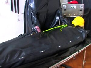 Maîtresse en latex pervers, Leila