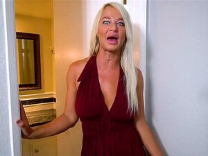La belle-mère mature blonde demande pardon à son beau-fils. La