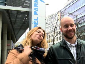 Une mignonne à gros seins et son mec se font baiser en public avec de