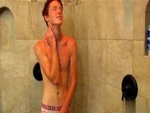 Sexe de twink, il caresse son corps élégant et bien rasé avant