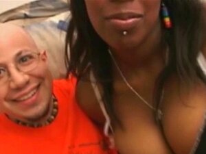Salope ébène à gros seins suce une bite et se fait baiser fort