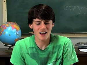 Porno gay en latex pour la première fois Jeremy Sommers est assis à