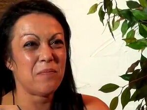 Une jolie brune libertine en lingerie sexy s'est fait baiser hardcore