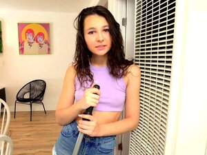 Coincée dans l'évier, c'était ma mignonne demi-sœur