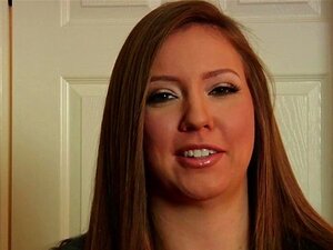 Chloe se fait baiser brutalement en gangbang. Une douce brune en robe