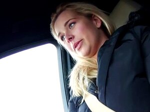 Nikki la lubrique et charmante chevauche un mec. Nikki Dream la