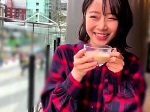 Une douce japonaise a une barre de viande qui rend sa chatte heureuse