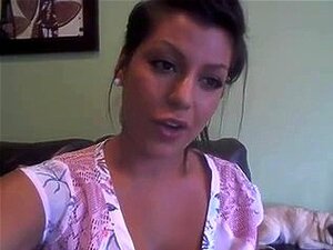 Sexy Latin se frotte le clito en cam