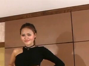 Un mannequin super chaud de Filipina adore chevaucher et goûter une