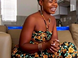 Une bombe ébène prend une bite étrangère dans une interview