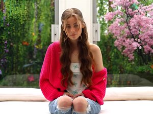 Cutie à côté avec de jolies taches de rousseur fait du sexe anal