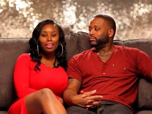 Une nana de ghetto baise à trois avec un couple noir dans la chambre.