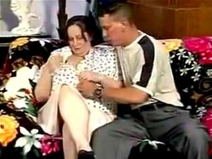 Grosse BBW mature avec de gros seins baisée sur le canapé