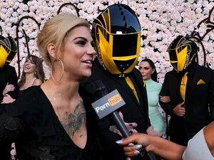 PH AWARDS - Bridgette B sur le tapis nu