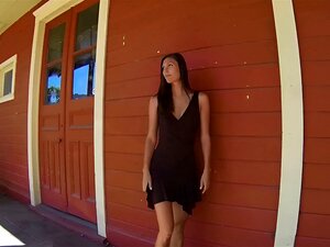 Avia se frotte la chatte en public. Avia se frotte la chatte mobile en