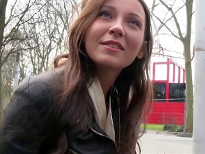 Julie, la salope belge bizarre, est repérée par un parfait inconnu