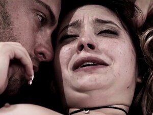 Une mignonne perverse se fait remplir de sperme pendant qu'elle est