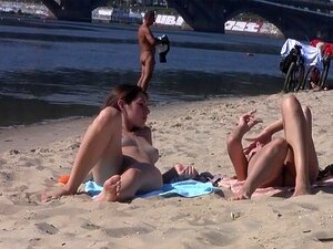 Une mignonne nue et pulpeuse pose dans l'eau chaude