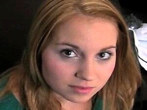 Petite coquine innocente dans une interview de casting