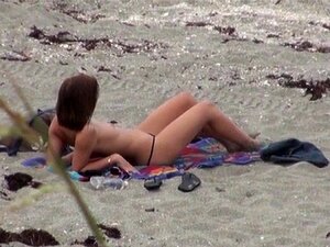 Une mignonne se fait baiser brutalement. Une mignonne idiote se