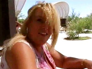 Une belle-belle-belle-fille de cam texane aux seins gigantesques et au
