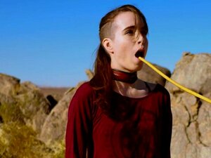 Urine vide, forage anal et caning pour la petite Brooke Johnson docile