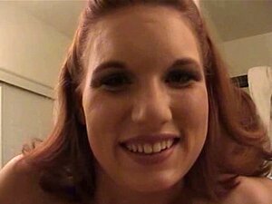 Petite brune qui se fait de l'argent avec sa bouche