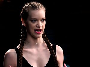 Esclave rousse lié dans une suspension par le maître