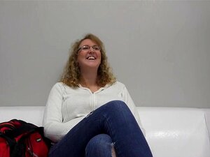 Blonde tchèque aux cheveux hirsutes, Dana est allée à un casting de