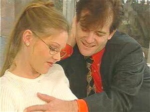 Grosse blonde à gros seins avec lunettes