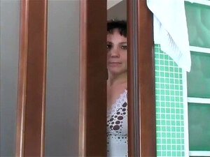 Yulia Tikhomirova - affection dans la salle de bain