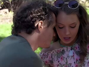 Le demi-frère d'Elena Koshka, Robby Echo, entre et elle remarque à