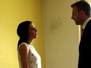 Un soumis britannique fessé avec des faux seins se fait baiser